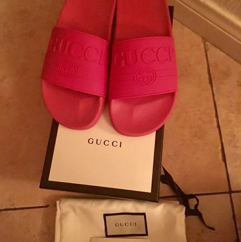 Gucci Fuchsia Logo Rubber Slide Sandals size 9